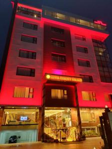 ein Gebäude mit rotem Licht davor in der Unterkunft HOTEL SUNCITY PALACE in Katihār