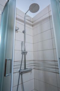 Et badeværelse på Pozar Park Rooms