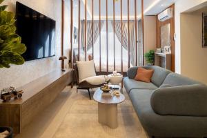 阿克拉Bluewaters, Labone的客厅里有一张沙发和一台电视