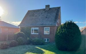 3 Bedroom Cozy Home In Bøvlingbjerg في Bøvlingbjerg: امامه بيت فيه حوش كبير +6 صور