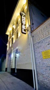 een hotelbord aan de zijkant van een gebouw bij The Moonya Hotel in Samarkand