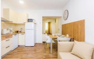 Køkken eller tekøkken på Gorgeous Apartment In Punat With Pool