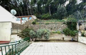 Vườn quanh Beautiful Apartment In Drvenik With Wifi