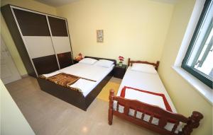 En eller flere senge i et værelse på 1 Bedroom Awesome Apartment In Drvenik