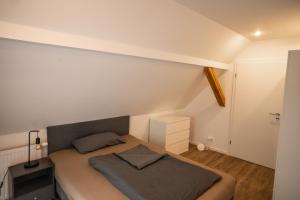 Ένα ή περισσότερα κρεβάτια σε δωμάτιο στο Moderne Ferienwohnung - mit Balkon & Stellplatz