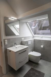 Ένα μπάνιο στο Moderne Ferienwohnung - mit Balkon & Stellplatz