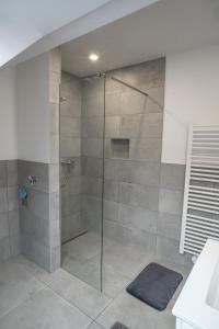 Ένα μπάνιο στο Moderne Ferienwohnung - mit Balkon & Stellplatz