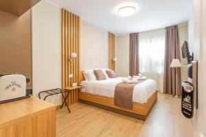 une chambre d'hôtel avec un lit et une télévision dans l'établissement Guest House Aura - Lumys Fiumicino, à Fiumicino
