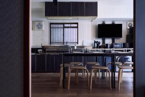 een keuken met een aanrecht met krukken erin bij New Open! Central Kobe 最大9名 三宮,元町,中華街,北野へアクセス抜群 長期宿泊設備充実 in Kobe