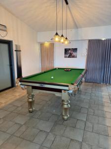Zimmer mit Billardtisch in einem Zimmer in der Unterkunft וילה סאן טורינו - Vila San Torino in Elqosh