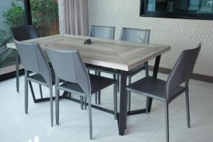 einen Esstisch und Stühle mit einem Holztisch und einem Chairsktop in der Unterkunft Pool villa Aonang 2 room 2 bedroom in Ao Nang Beach