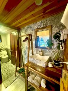 ein Badezimmer mit Waschbecken und Spiegel in der Unterkunft September Garden Homestay in Da Lat