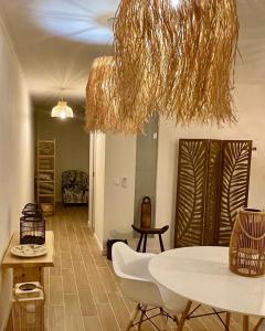 ein Wohnzimmer mit einem Tisch und einem Kronleuchter in der Unterkunft Maçussa Country House in Massuça