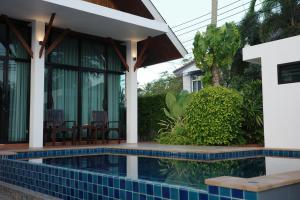 ein Haus mit einem Swimmingpool vor dem Haus in der Unterkunft Pool villa Aonang 2 room 2 bedroom in Ao Nang Beach + 3 Fotos