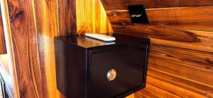 un mando a distancia sobre una pared de madera en Pont Inn Nong Khiaw, en Nongkhiaw