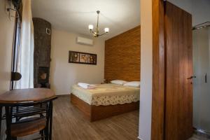 En eller flere senge i et værelse på Pozar Park Rooms + 28 billeder