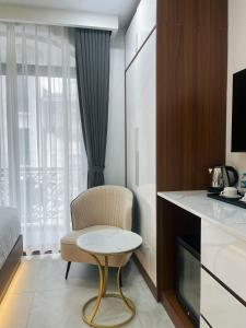 Six Brothers Boutique Hotel في Kon Rung (1): غرفة بطاولة وكرسي وسرير