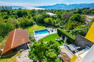 an aerial view of a house with a garden and a swimming pool at Apartmani BILIC in Kastav