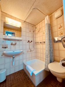 Romantic Room, Private Bathroom and Great View في هايدن: حمام مع حوض استحمام ومغسلة ومرحاض