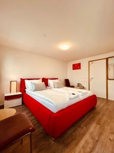 Romantic Room, Private Bathroom and Great View في هايدن: سرير كبير في غرفة ذات إطار سرير أحمر +7 صور