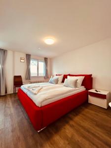 Romantic Room, Private Bathroom and Great View في هايدن: غرفة نوم بسرير احمر كبير في غرفة