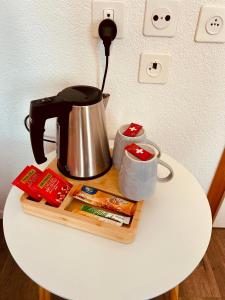 Romantic Room, Private Bathroom and Great View في هايدن: آلة صنع القهوة على رأس طاولة