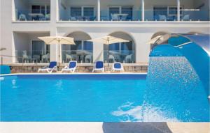 una piscina con fontana di fronte a un edificio di Stunning Apartment In Punat - Cki744 a Punat Altre 11 foto