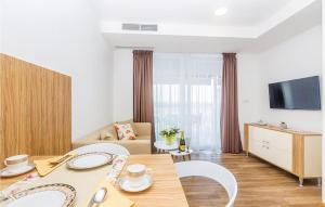 un soggiorno con tavolo da pranzo e televisione di Stunning Apartment In Punat - Cki744 a Punat
