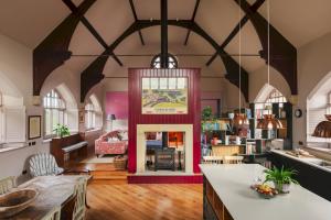 Wesleyan Bolton Abbey Estate في أبليتريويسك: غرفة معيشة مفتوحة مع مدفأة في مبنى