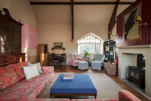 Wesleyan Bolton Abbey Estate في أبليتريويسك: غرفة معيشة مع أريكة وطاولة