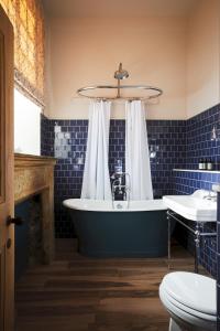 Wesleyan Bolton Abbey Estate في أبليتريويسك: حمام مع حوض استحمام ومرحاض ومغسلة +45 صورة