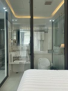 Six Brothers Boutique Hotel في Kon Rung (1): غرفة نوم بسرير أبيض وحمام