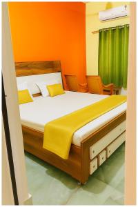 Giường trong phòng chung tại Ayodhya Railway Jucation Road Hotel Rathore P Guest House Near Shree Ramjanmbhumi Temple 1400m - Free Wi-fi and Parking Facilities - Fully Air conditioning Comfortable Room - Affordable Hotels at Prime Location