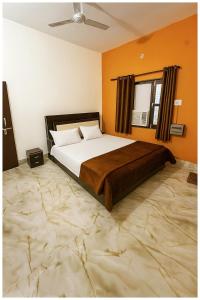 Giường trong phòng chung tại Ayodhya Railway Jucation Road Hotel Rathore P Guest House Near Shree Ramjanmbhumi Temple 1400m - Free Wi-fi and Parking Facilities - Fully Air conditioning Comfortable Room - Affordable Hotels at Prime Location
