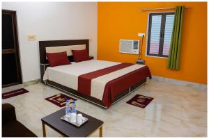 Giường trong phòng chung tại Ayodhya Railway Jucation Road Hotel Rathore P Guest House Near Shree Ramjanmbhumi Temple 1400m - Free Wi-fi and Parking Facilities - Fully Air conditioning Comfortable Room - Affordable Hotels at Prime Location