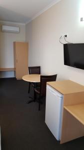 TV a/nebo společenská místnost v ubytování Dandenong Motel