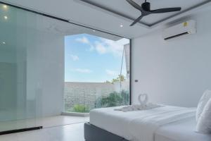 Postel nebo postele na pokoji v ubytování Sea View Chaweng Noi Villa Luxury