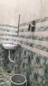 Seetha Residency في تيروفانمالي: حمام مع حوض ومرحاض