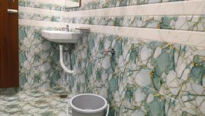 Seetha Residency في تيروفانمالي: حمام مع حوض ومرحاض