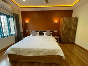 Postel nebo postele na pokoji v ubytování Karma Stay 1BHK