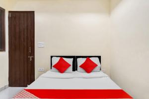 Giường trong phòng chung tại Hotel O Mt Stays