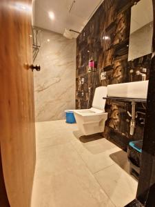 Ένα μπάνιο στο Hotel Lancaster +54 φωτογραφίες