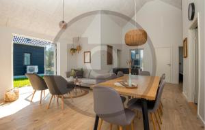 een eetkamer en woonkamer met een tafel en stoelen bij Amazing Home In Haderslev in Diernæs