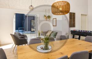 een eetkamer met een tafel en een piano bij Amazing Home In Haderslev in Diernæs