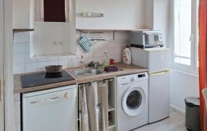 eine Küche mit Spüle und Waschmaschine in der Unterkunft One Bedroom Awesome Apartment In Carnac in Carnac-Plage