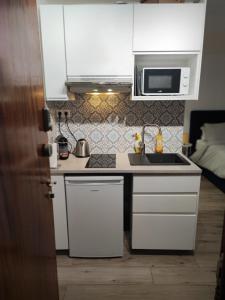 Nhà bếp/bếp nhỏ tại Royal blue studio Offrez-vous le confort