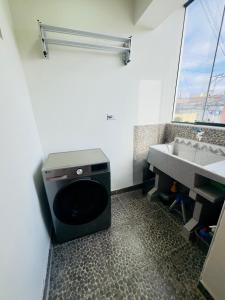 塔克纳Solena Apartamentos Tacna的带水槽和洗衣机的浴室