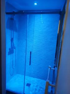 Phòng tắm tại Royal blue studio Offrez-vous le confort