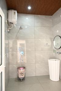 Ένα μπάνιο στο Hotel Kasauli Peak View - Family and Group Stay Apartments