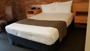 Postel nebo postele na pokoji v ubytování Dandenong Motel